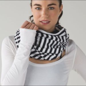 Lululemon Vinyasa Black/White *Zip Scarf/Wrap